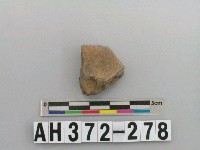 藏品(灰褐色夾砂陶片)的圖片